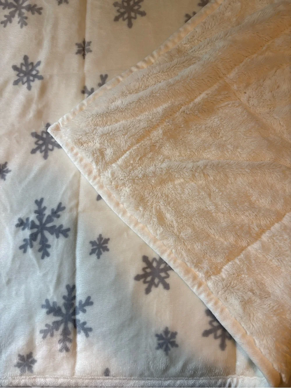 Cuddl Duds White Throw Blanket with Light Gray Snowflakes-2 sided fleece-50”x60”